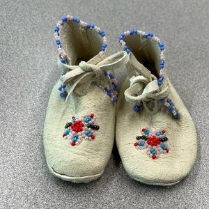 Beaded flower leather moccasin